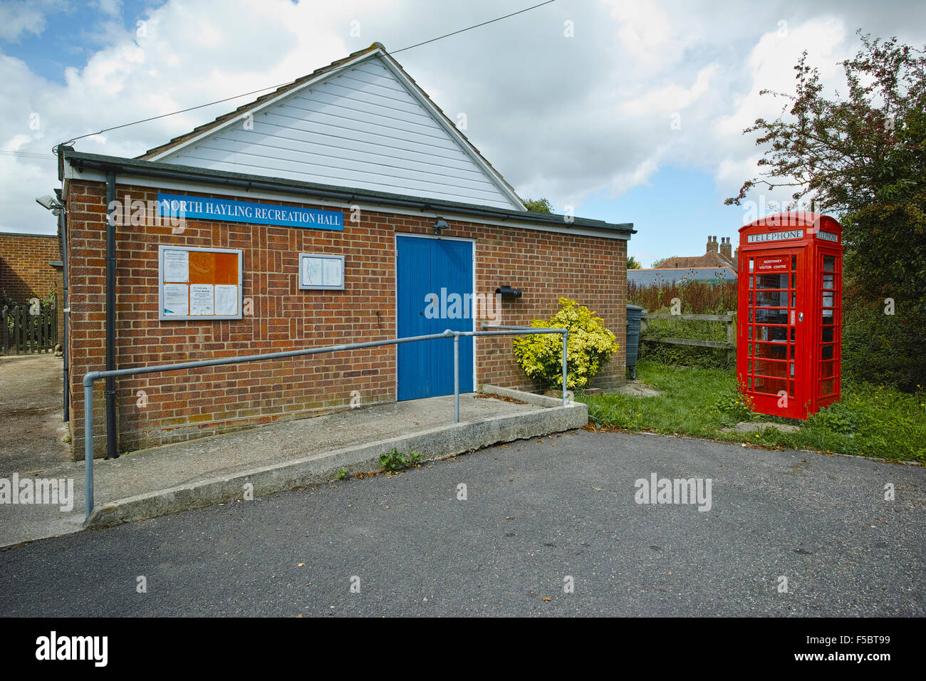 Gemeindehaus mit roten Telefon Kiosk touristisches Informationszentrum zeigt die Bedeutung von Treffpunkten in ländlichen Gemeinden Stockfoto