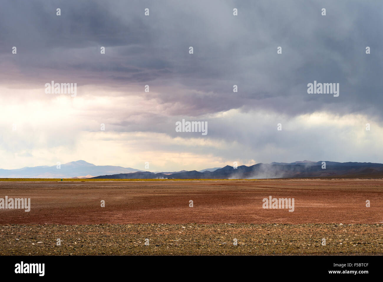 Entstehung der Sandstürme in der Wüste von Salinas Grandes, Nördliches Argentinien Stockfoto