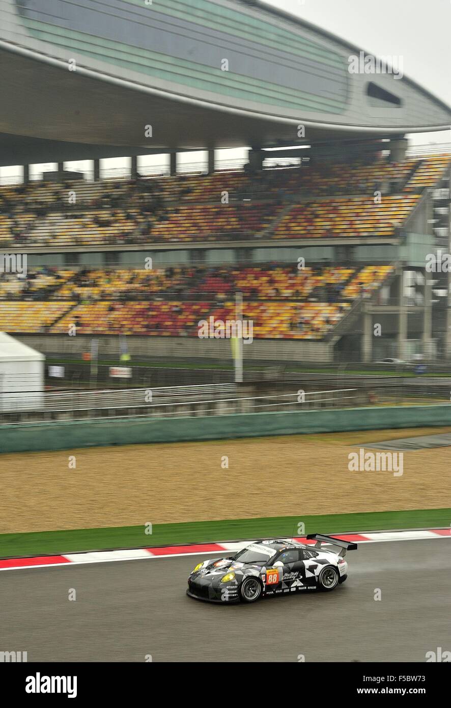 1. November 2015 - Shanghai, Volksrepublik China - N - 88 ABU DHABI - PROTON RACING Deutschland. Porsche 911 RSR. Reifen Michelin, Fahrer CHRISTIAN RIED (DEU), KHALED AL QUBAISI (sind) und KLAUS BACHLER (AUT). Während den 6 Stunden von Shanghai in Shanghai International Circuit. © Marcio Machado/ZUMA Draht/Alamy Live-Nachrichten Stockfoto