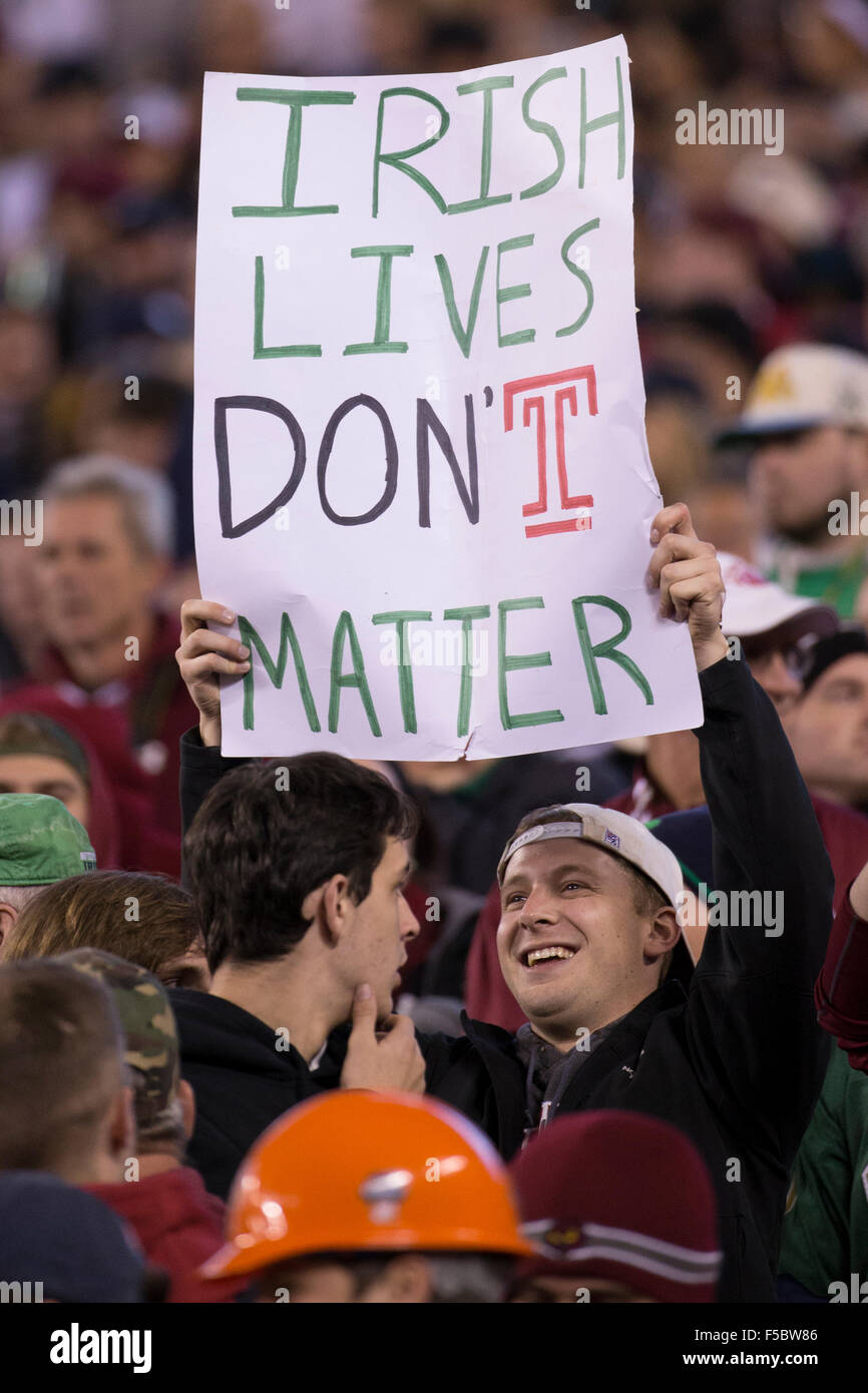 31. Oktober 2015: Temple Owls-Fan mit einem Schild über Notre Dame Fighting Irish während der NCAA Football-Spiel zwischen den Notre Dame Fighting Irish und die Tempel Eulen am Lincoln Financial Field in Philadelphia, Pennsylvania. Die Notre Dame Fighting Irish gewann 24-20. Christopher Szagola/CSM Stockfoto