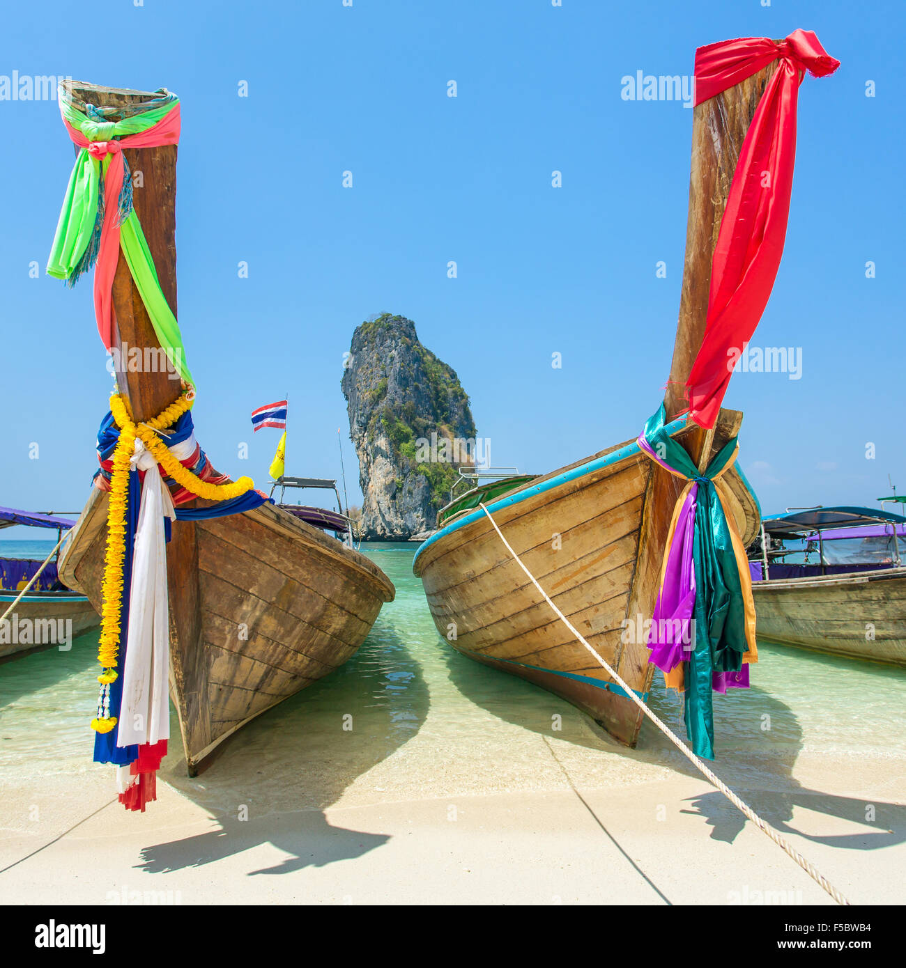 Longtail-Boote auf der tropischen Strand von Poda Island in der Andamanensee, Thailand Stockfoto