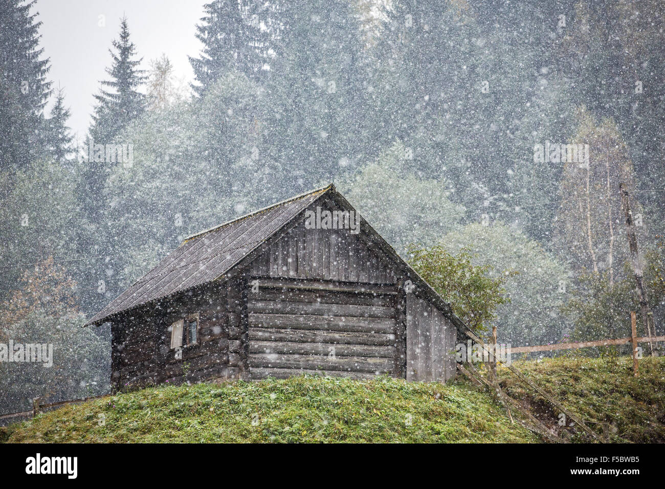 Altes Landhaus bei starkem Schneefall in Karpaten Berge in der Ukraine Stockfoto