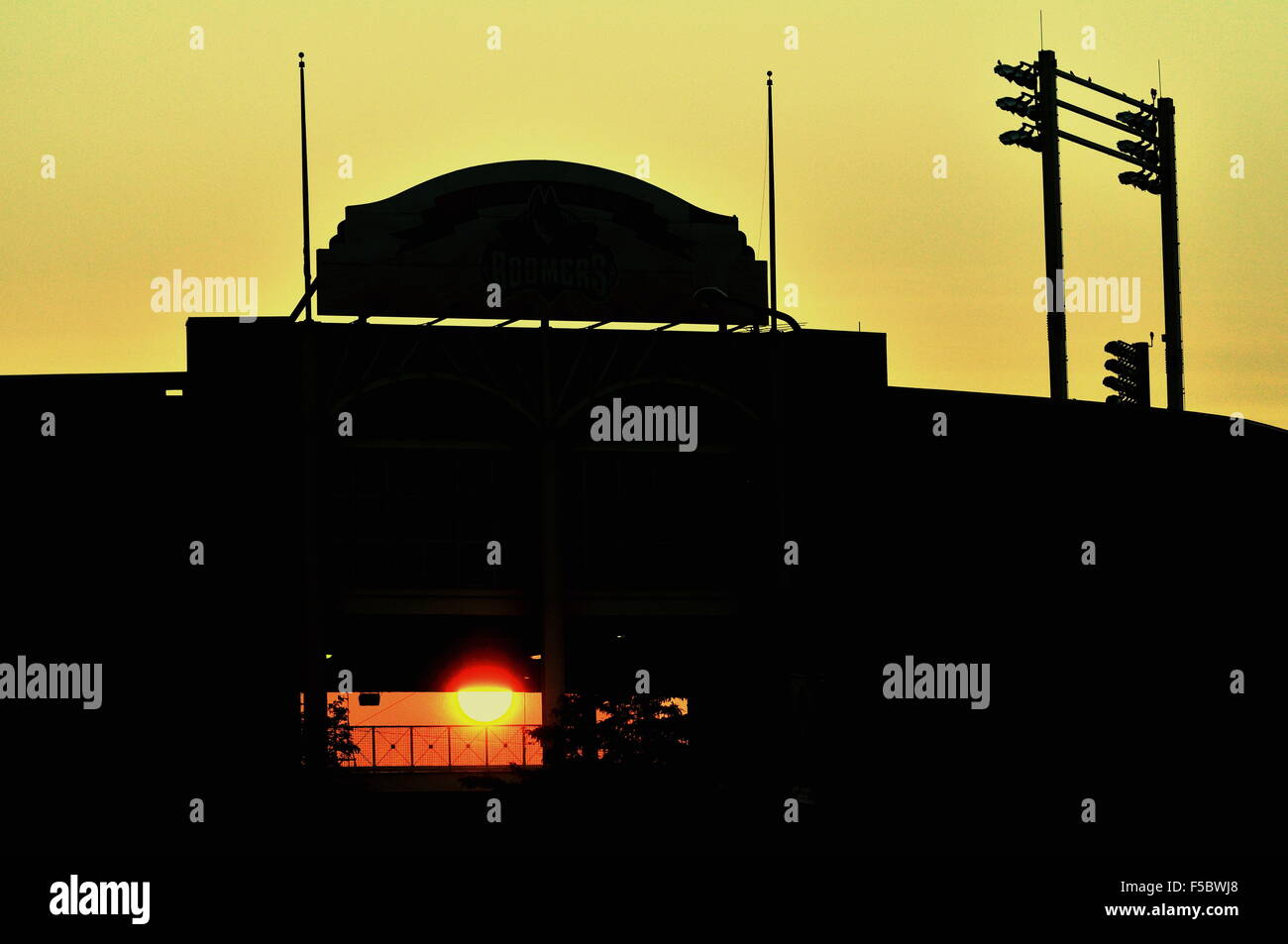 Die Sonne scheint durch eine leere Minor League Baseball Stadium, lange bevor das Spiel später in den Tag. Illinois, Schaumburg, Illinois, USA. Stockfoto