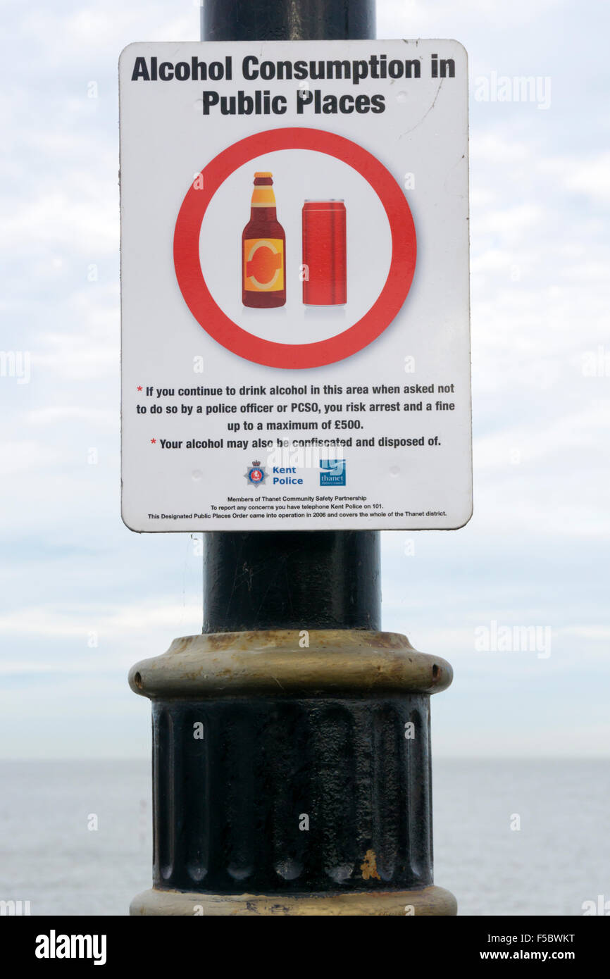 Eine Mitteilung gemäß bezeichneten öffentlichen Orten Ordnung warnt vor trinken in der Öffentlichkeit. Stockfoto