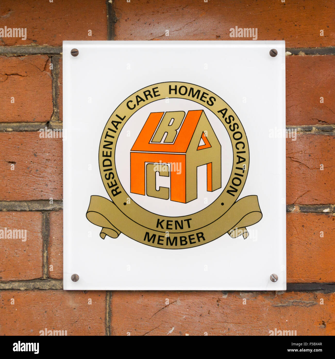 Ein RCHA Residential Care Homes Kent Vereinsmitglied Zeichen an der Wand ein Pflegeheim in England. Stockfoto