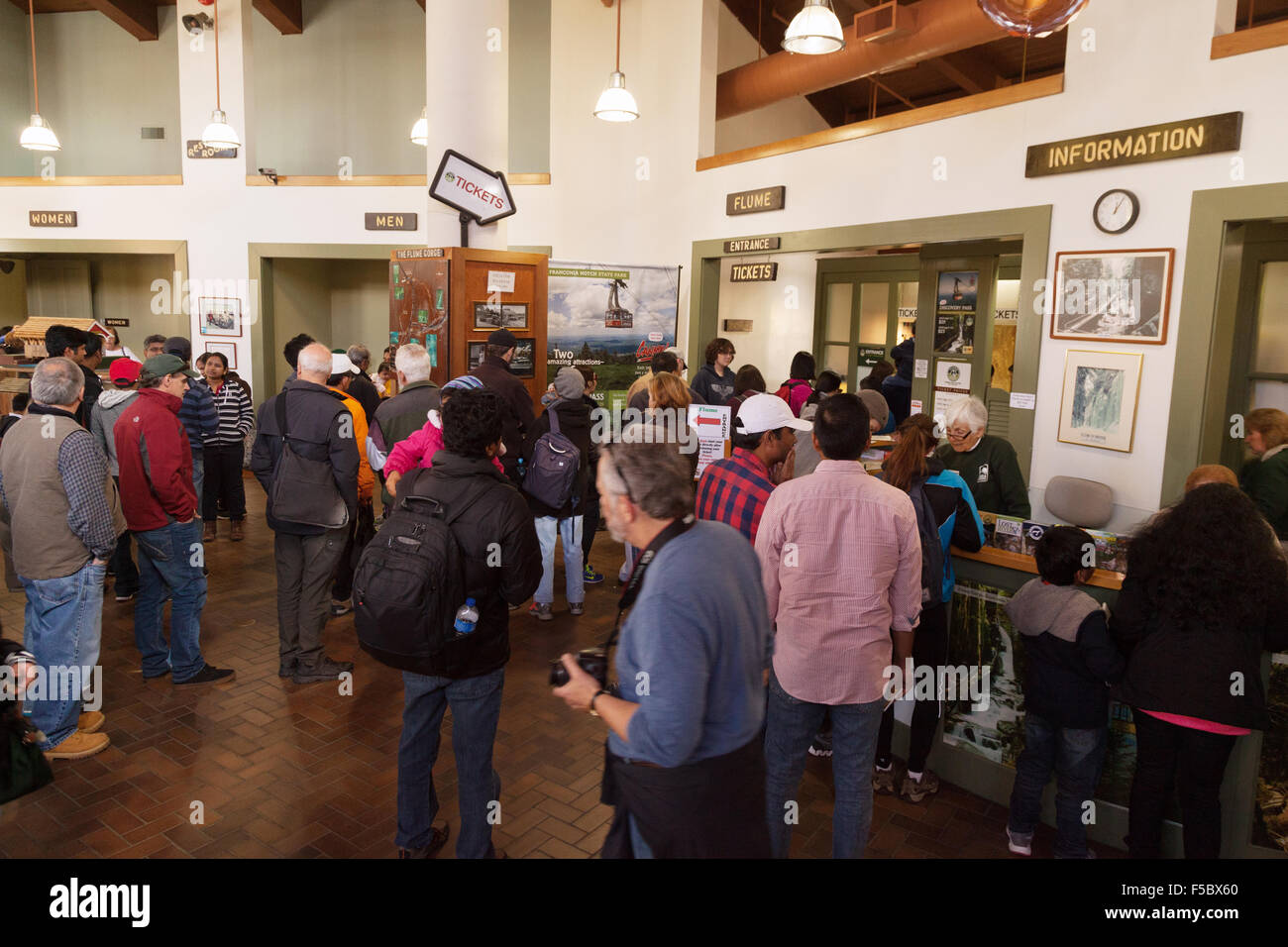 Touristen im Visitor Center, Franconia Notch State Park, New Hampshire, USA Stockfoto