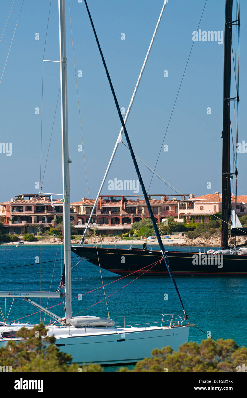 Porto Cervo, Arzachena, Sardinien, Italien, 5/2015. Luxus-Yachten in Moor in der Haupthafen der Costa Smeralda (Costa Smeralda). Stockfoto