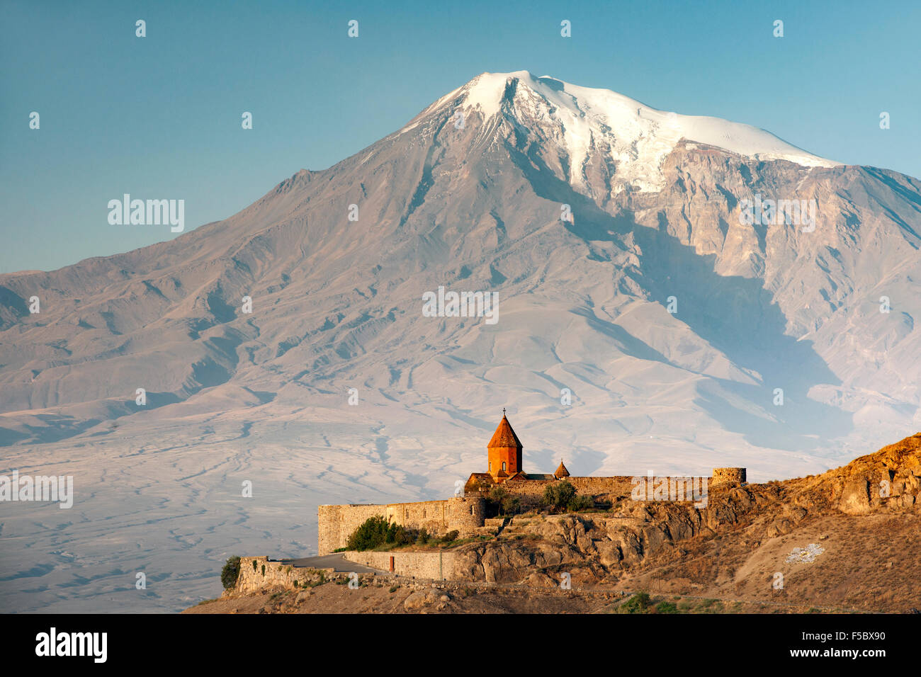 Kloster Khor Virap in Armenien und Berg Ararat in der Türkei. Stockfoto