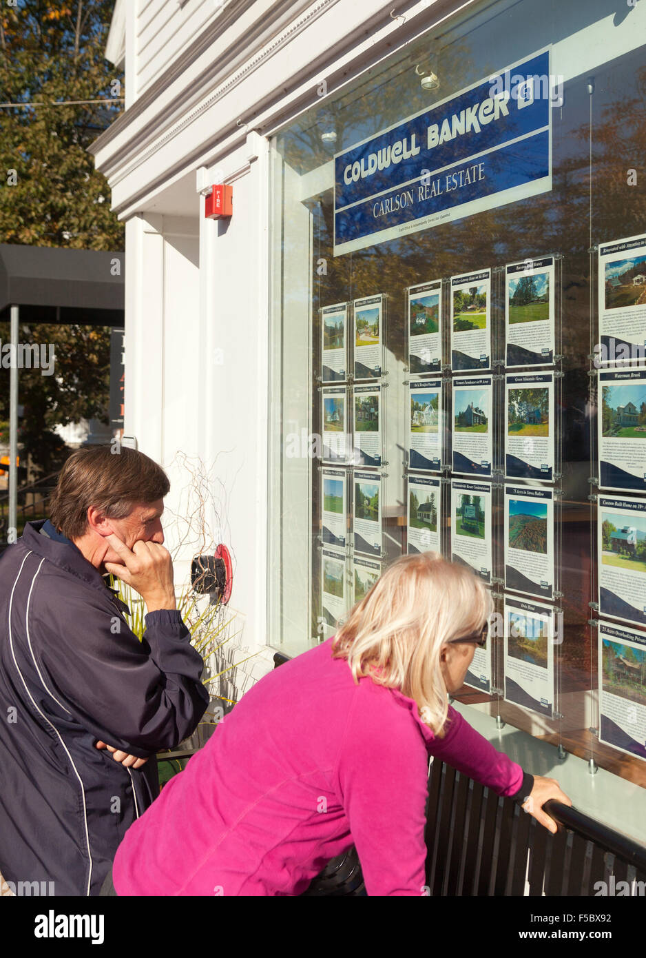 Ein Paar Auf Der Suche In Einem Makler Fenster Fur Haus Kauf In