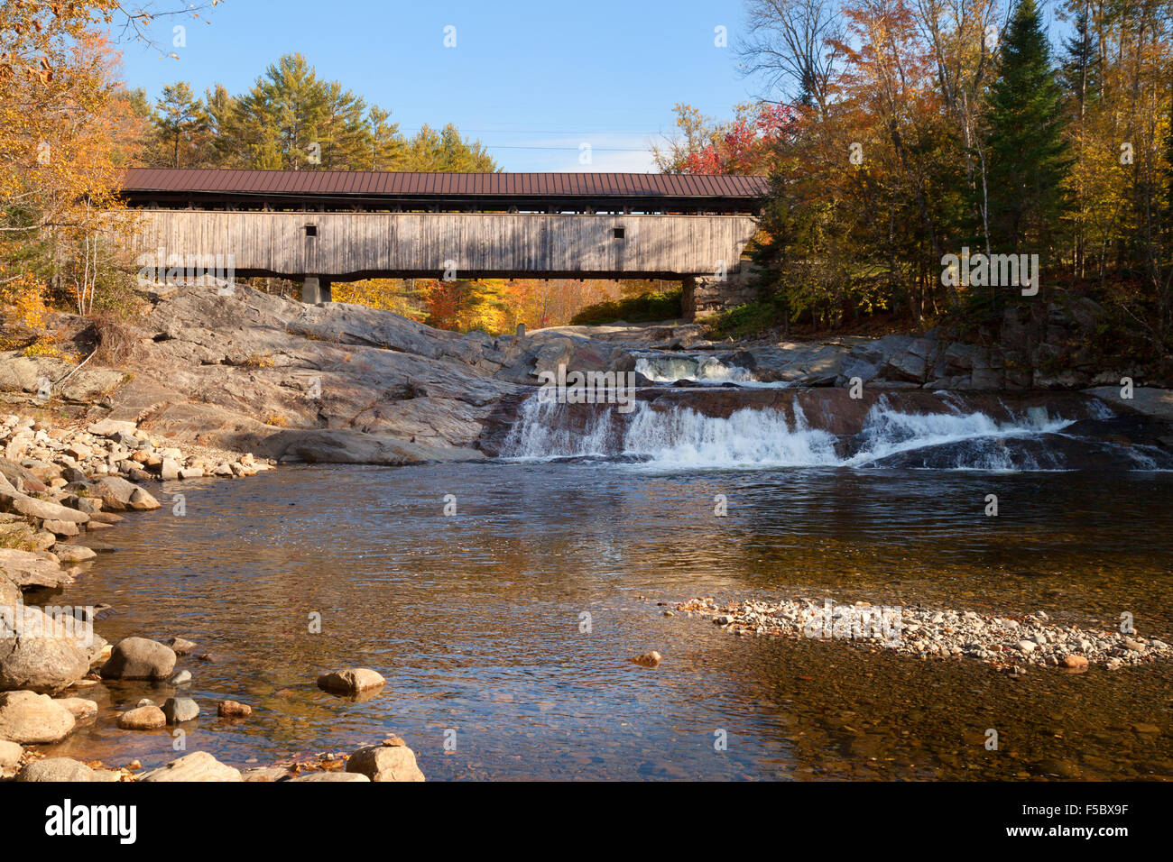 Der Swift River bedeckt Brücke und Wasserfall, North Conway, New Hampshire, New England USA Stockfoto