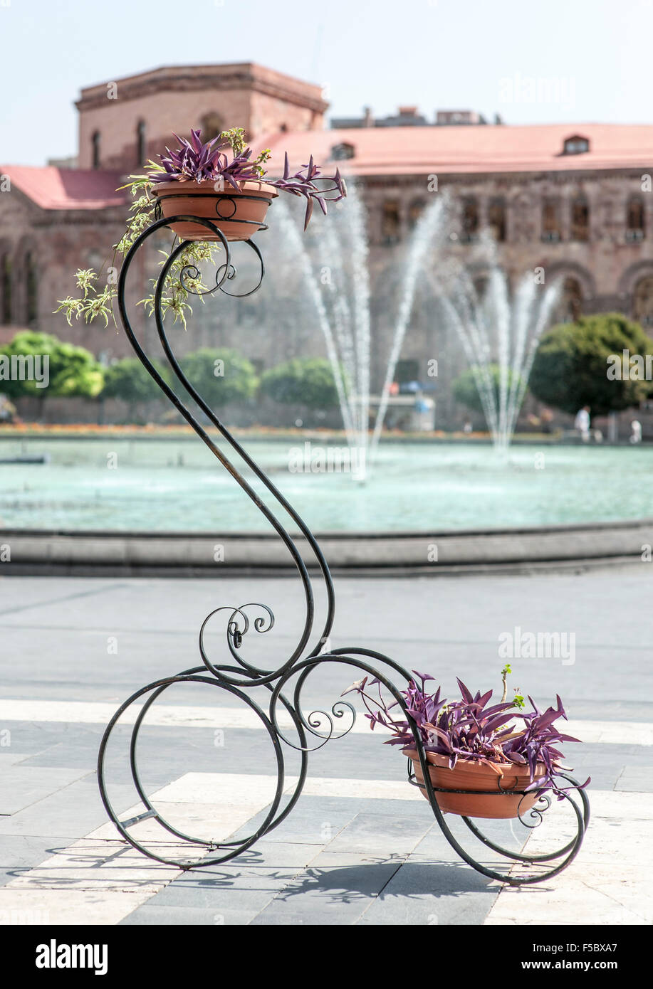 Blumentopf am Platz der Republik in der armenischen Hauptstadt Eriwan. Stockfoto