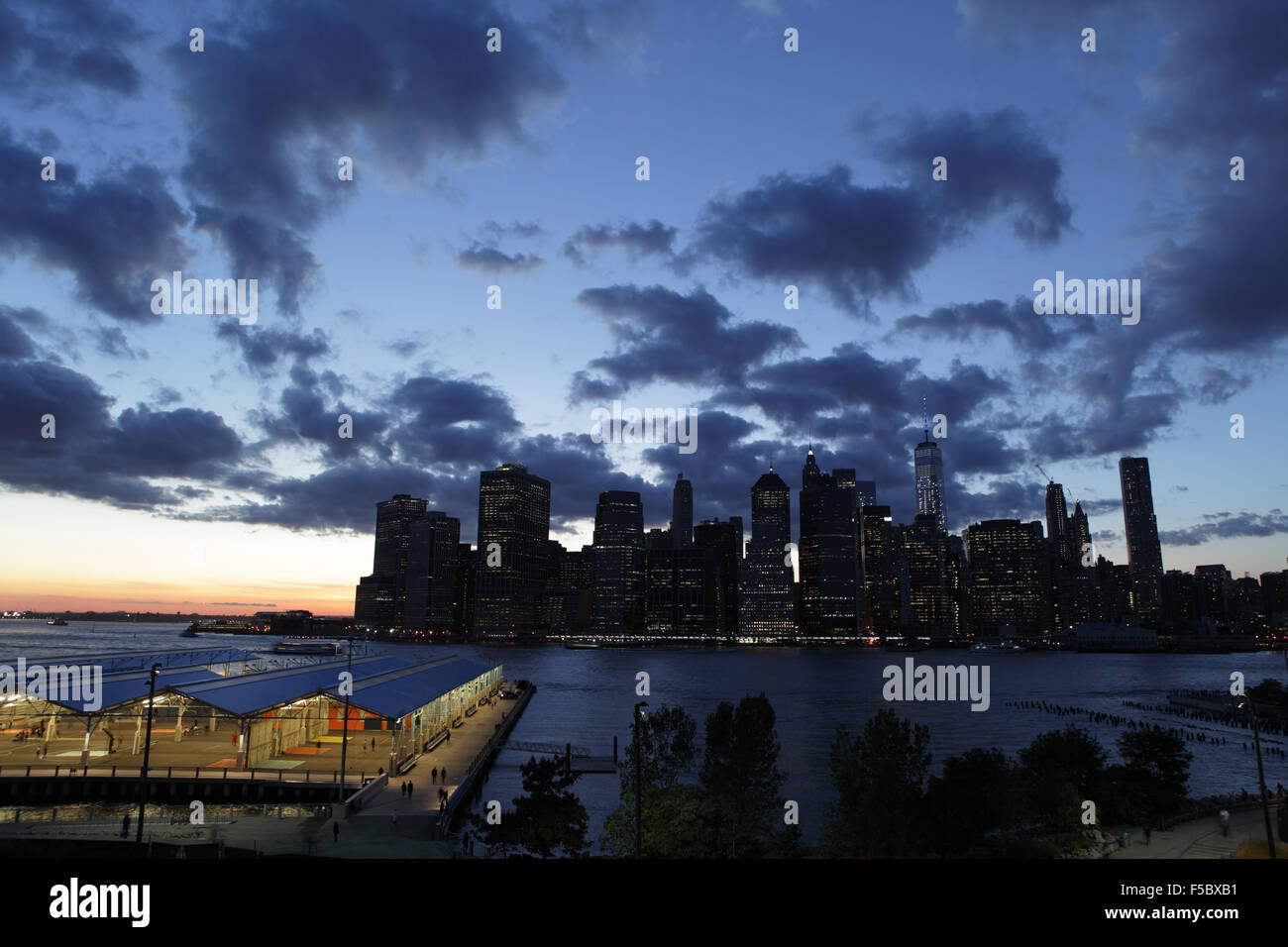 Senken Sie Manhattan New York City bei Sonnenuntergang. Im Vordergrund ist Brooklyn Bridge Park, Pier 2. Stockfoto