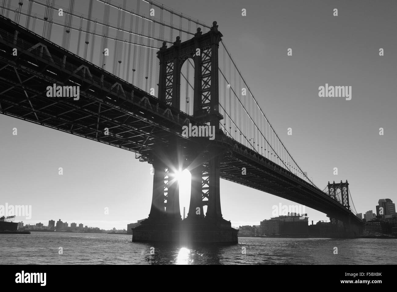 Sonnenaufgang über Brooklyn und tiefen Schatten auf die Manhattan Bridge über den East River-NYC Stockfoto