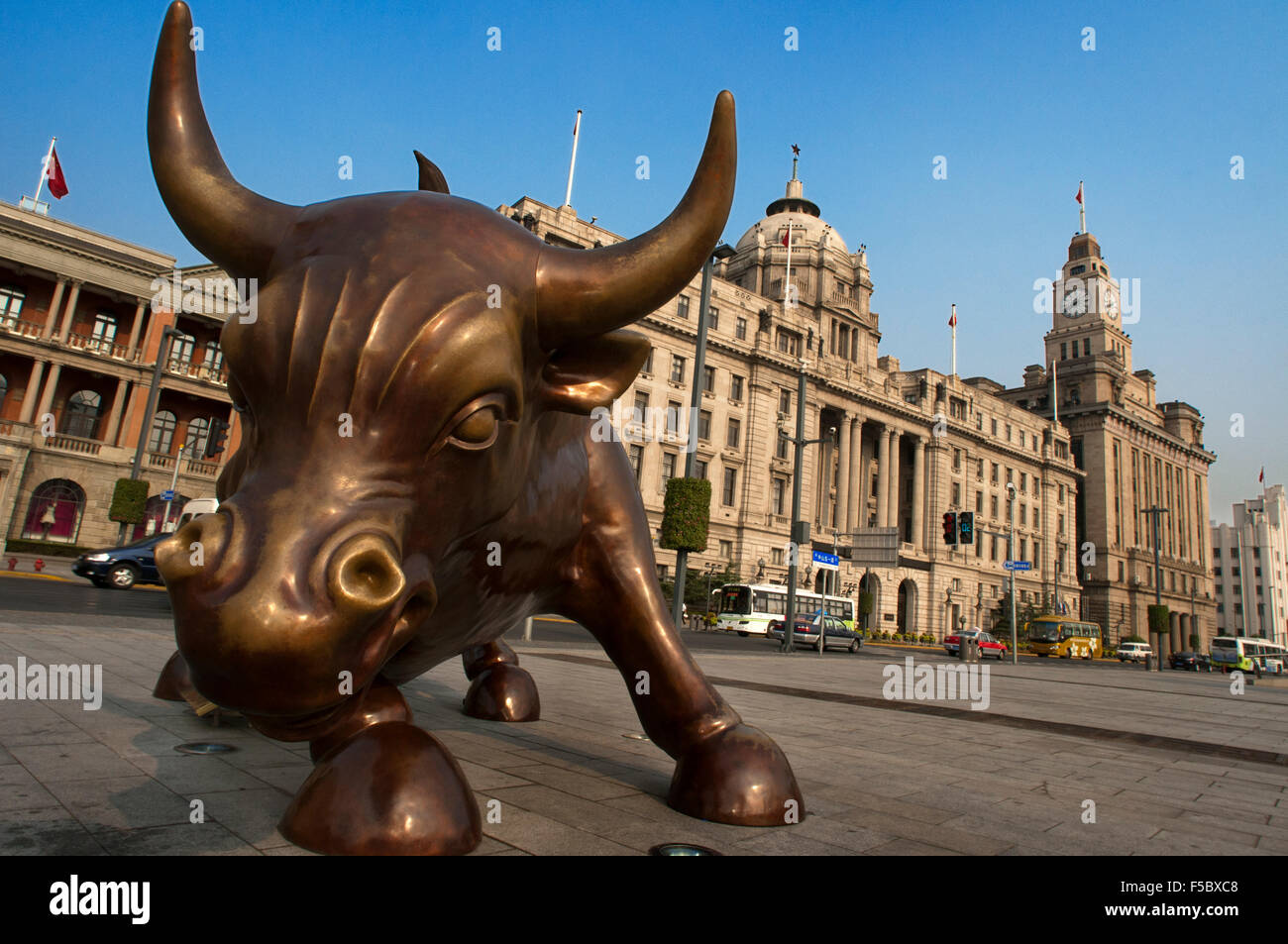 Shanghai-Bull-Schwester von Wall Street Bull. Bronze-Skulptur von Bull am Bund in Shanghai China. Stier-Statue von Arturo aufladen Stockfoto