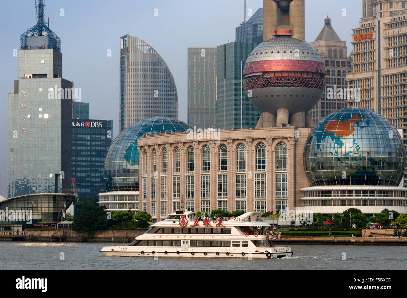 Skyline von Pudong, Shanghai, China. Skyline von Pudong vom Bund, mit Wahrzeichen Oriental Pearl Tower und Jin Mao Tower aus gesehen Stockfoto