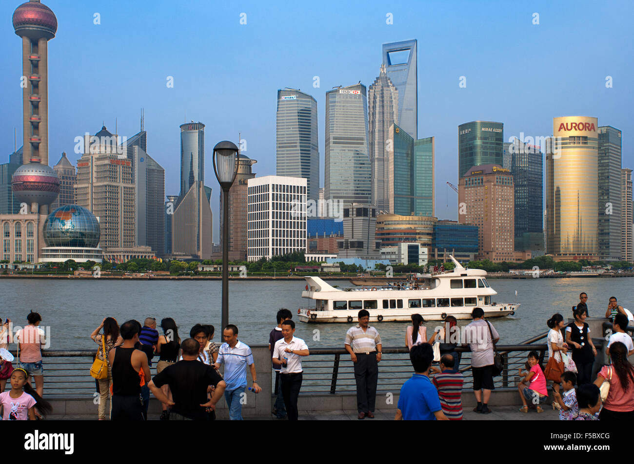 Der Bund-Promenade, Shanghai, China. Skyline von Shanghai China Shanghai Tourist betrachtet über den Huangpu-Fluss vom Bund. Bin Ji Stockfoto