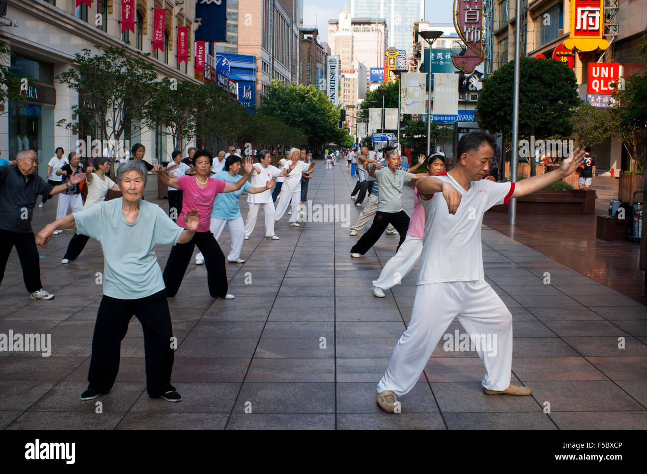 China, Shanghai, Nanjing Road, Tai Chi, Übungen, Menschen vor dem öffnen die Geschäfte. Abend, Tai Chi Gruppe trainieren auf Nanjing Stockfoto