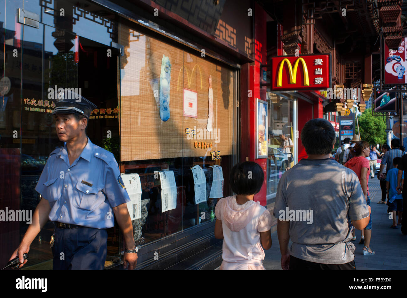 MC Donnalds um kleine Geschäfte in der Altstadt, Shanghai, China. Ein Mc Donalds Schild in Shanghai, China. Die alte Stadt von Shan Stockfoto