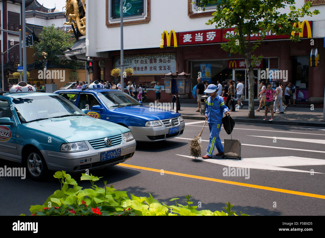 Taxis und Mc Donalds Restaurant in Shanghai. McDonald's Corporation steht einen Mangel an Produkten in einigen Verkaufsstellen in nort Stockfoto