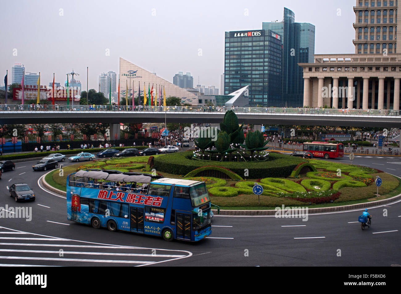 Kreisverkehr im Finanzviertel Lujiazui, in Pudong in Shanghai, China. Shanghai International Finance Centre, in der Regel abbrevi Stockfoto