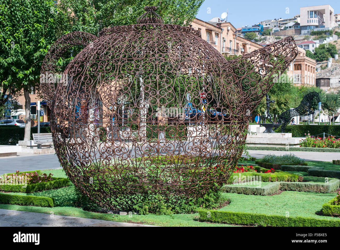 Tea Pot Kunstwerk von Joana Vasconcelos in der armenischen Hauptstadt Eriwan. Stockfoto