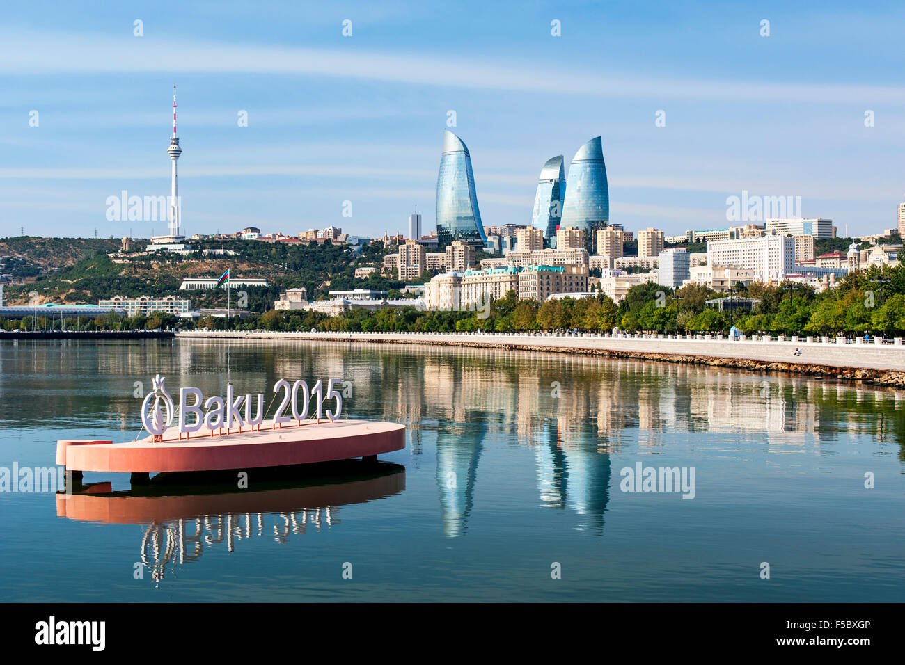 Bucht von Baku und die Skyline von Baku in der Morgendämmerung. Das Zeichen ist, markieren Sie den European Games in Baku im Juni 2015 statt. Stockfoto