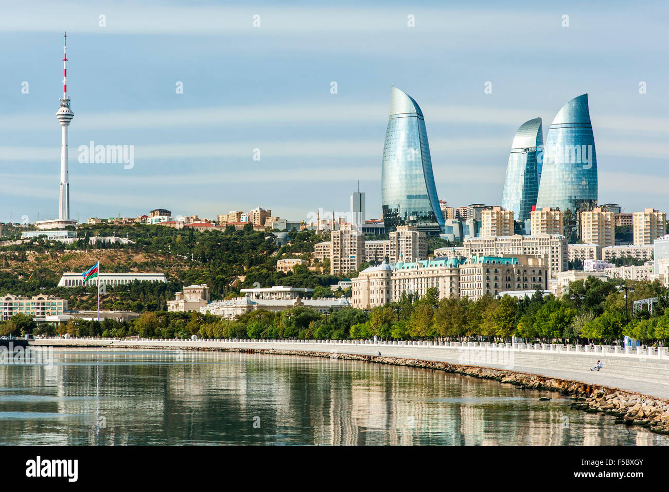 Bucht von Baku und die Skyline von Baku und Promenade. Stockfoto