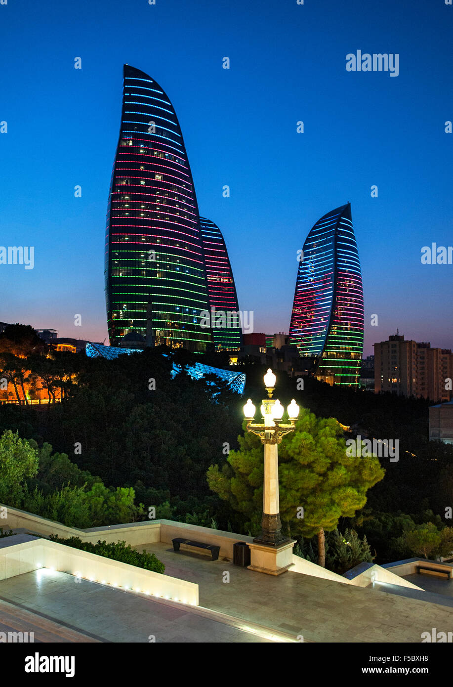 Von Baku Flame Towers angesehen vom Dağüstü Park in der Abenddämmerung. Stockfoto