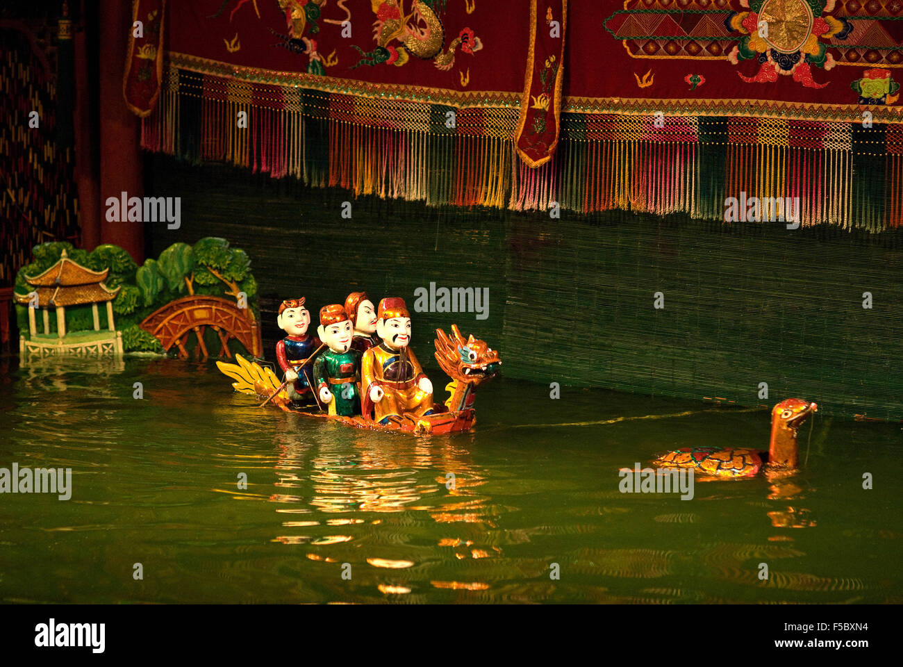 Puppenspieler, Wasserpuppentheater Thang Long, Hanoi, Nordvietnam, Vietnam, Südostasien, Asien. Kommunale Wasser-Marionetten-Theater Stockfoto