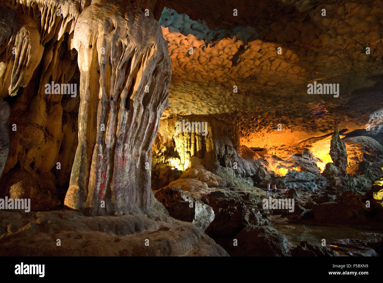 Hängen Sie die Sung Sot Grotte von Überraschungen, Tropfsteinhöhle in Halong Bucht, Vietnam, Südostasien. Hängen Sie Sung Sot oder überraschen Sie Grotte - Bo Stockfoto
