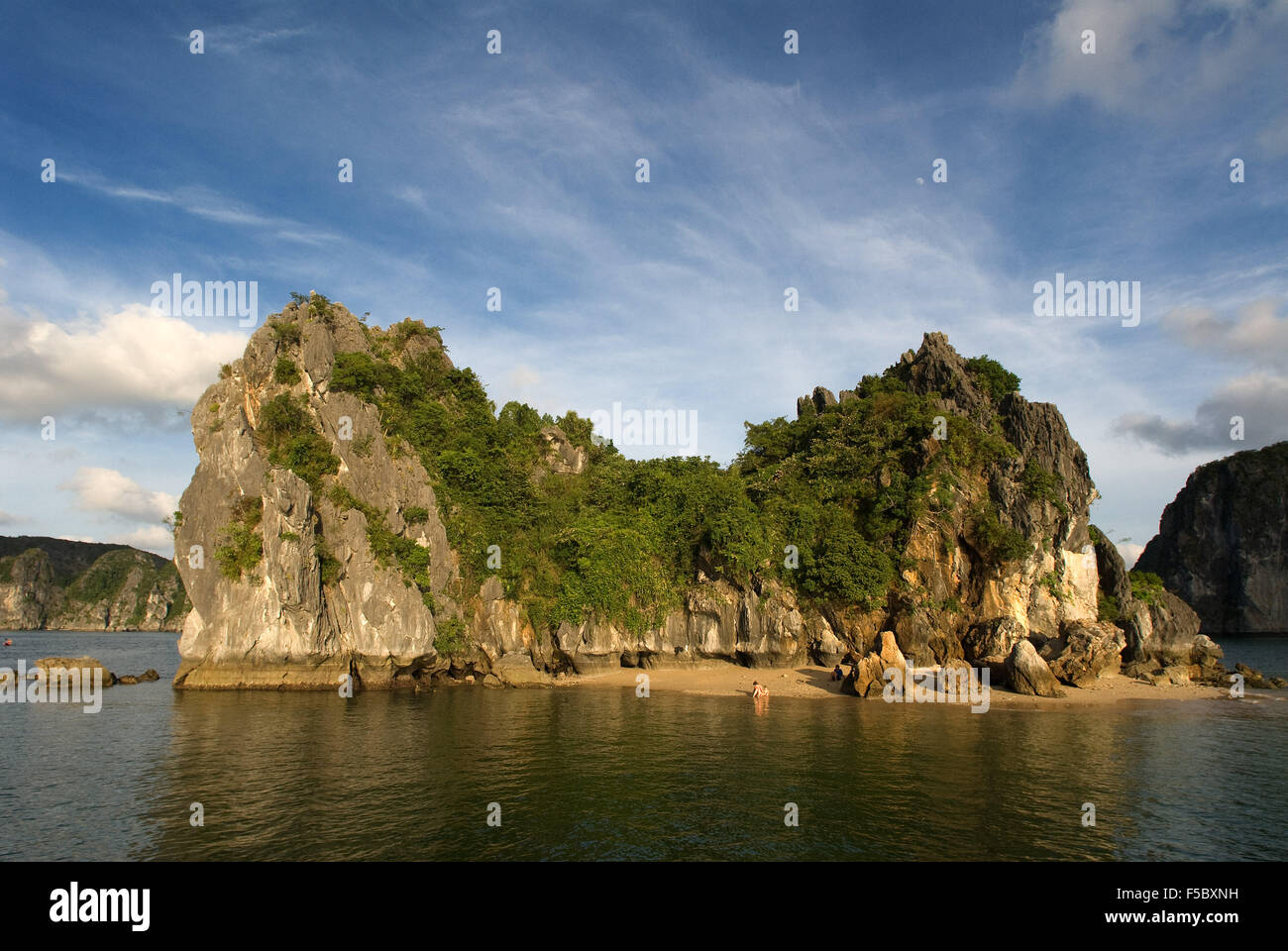 Einsamen Strand in isolierten Insel in Ha Long Bucht, Vietnam. Tropischer Strand, Cat Ba Nationalpark, Ha long, Halong Bay, Filmkunst Stockfoto