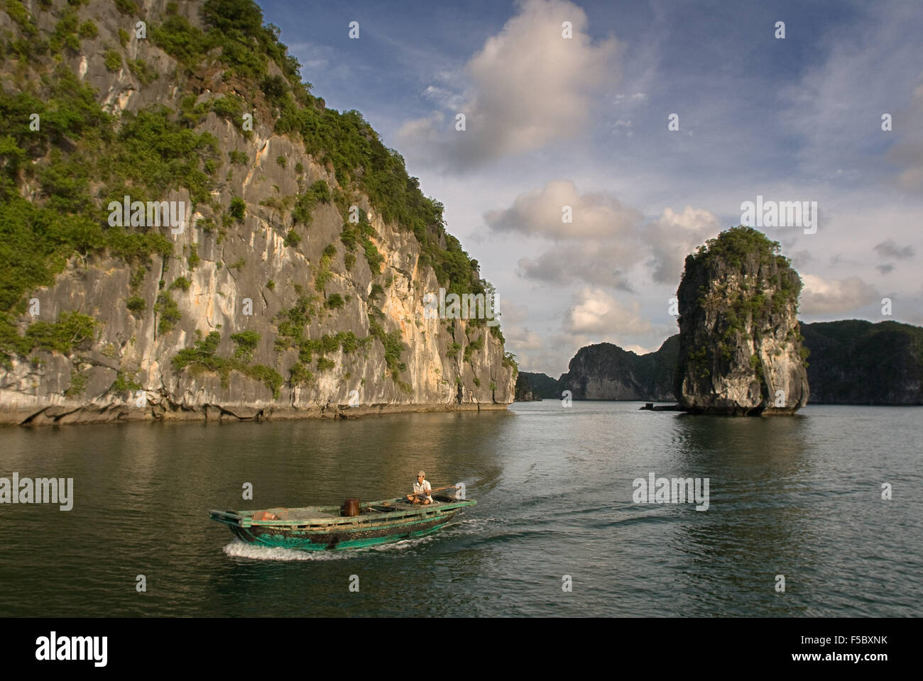 Boot und Kalkstein Karst in Ha long, Halong Bucht, Vietnam, Ha long, Halong Bucht, Vietnam Stockfoto