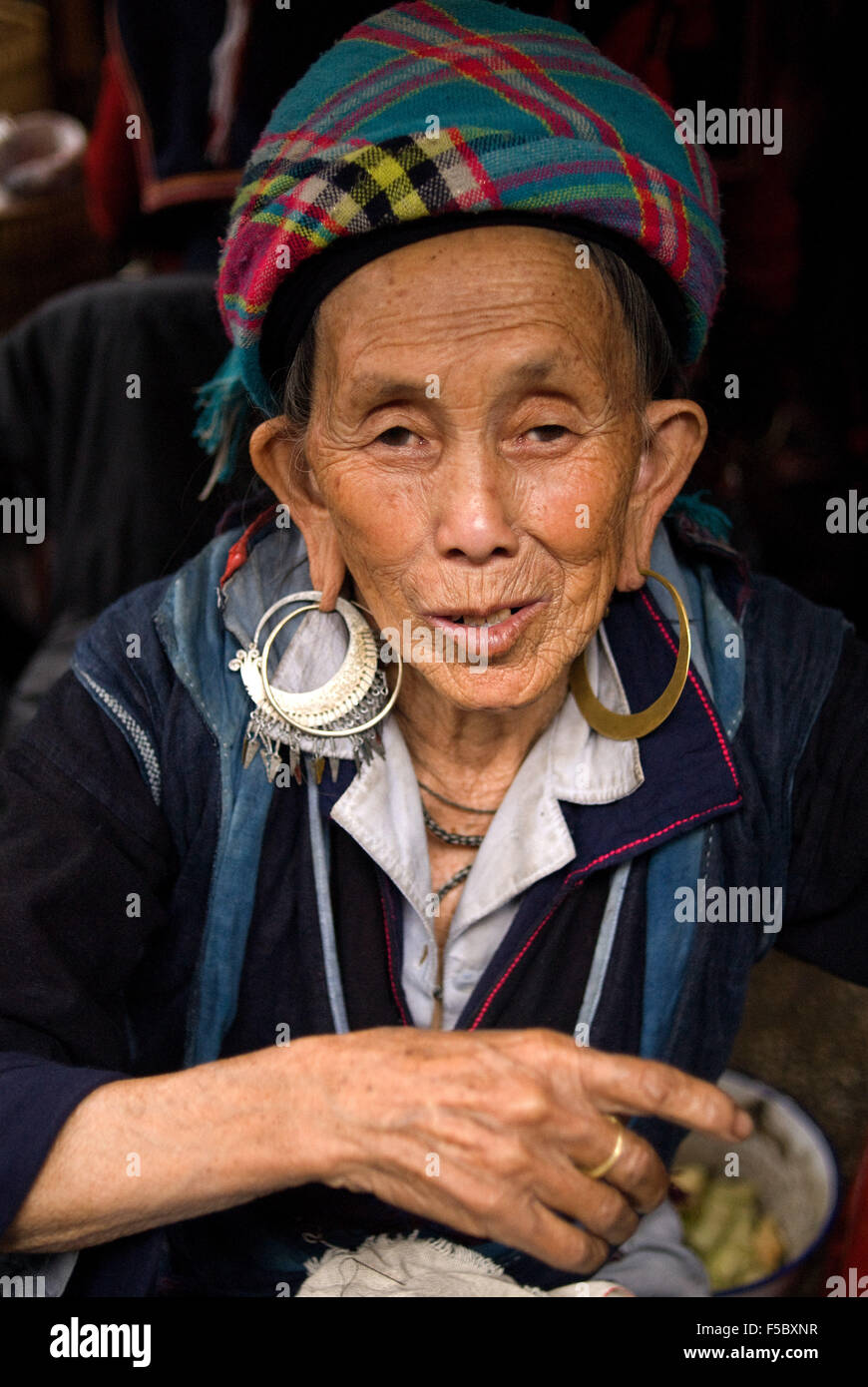 Porträt einer Frau Black Hmong in Sapa Vietnam. Lao Cai Provinz, Nord-Vietnam Stockfoto