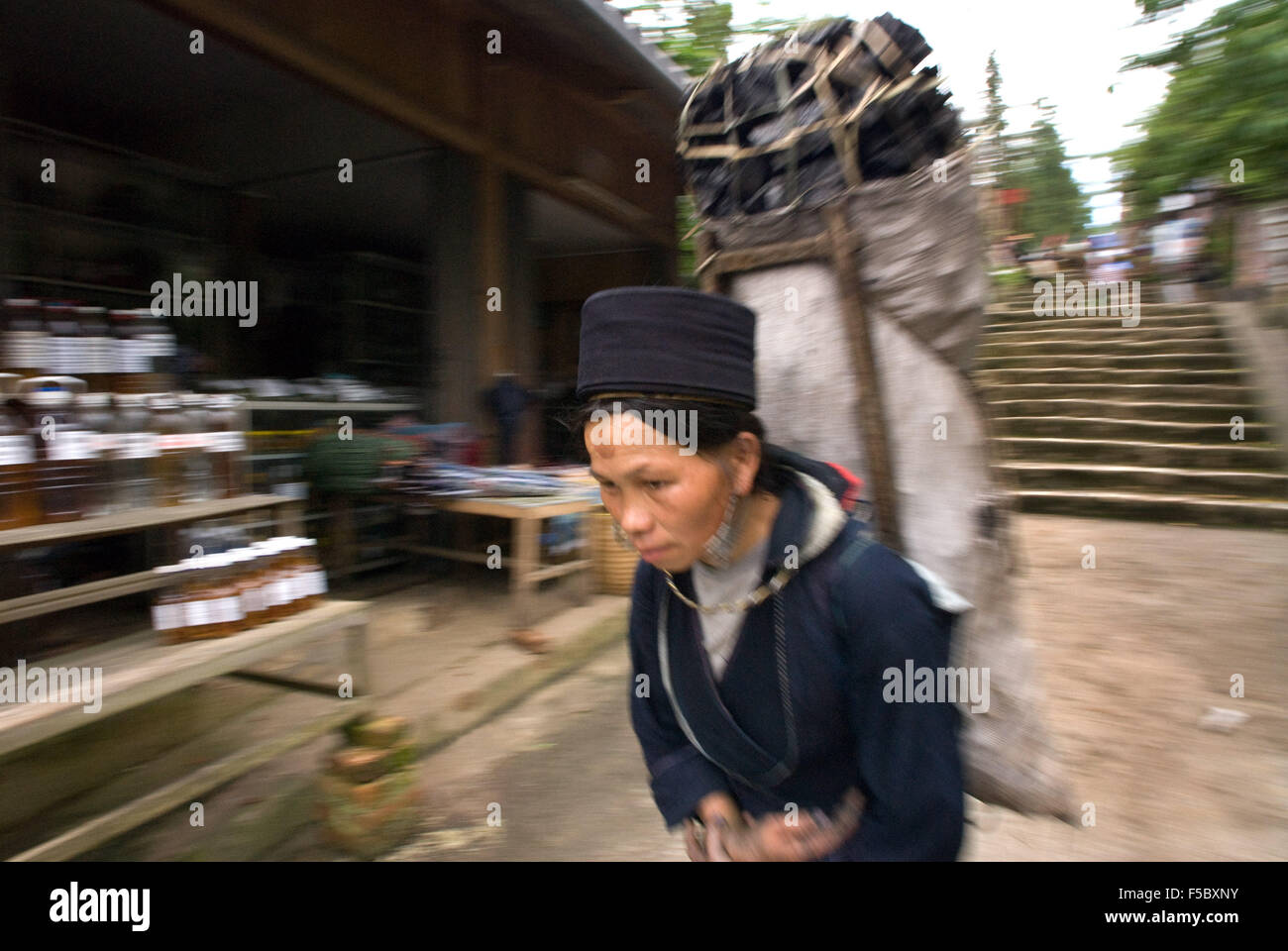 Black Hmong Frau angeklagt, Kohle in Sapa Vietnam. Lao Cai Provinz, Nord-Vietnam Stockfoto