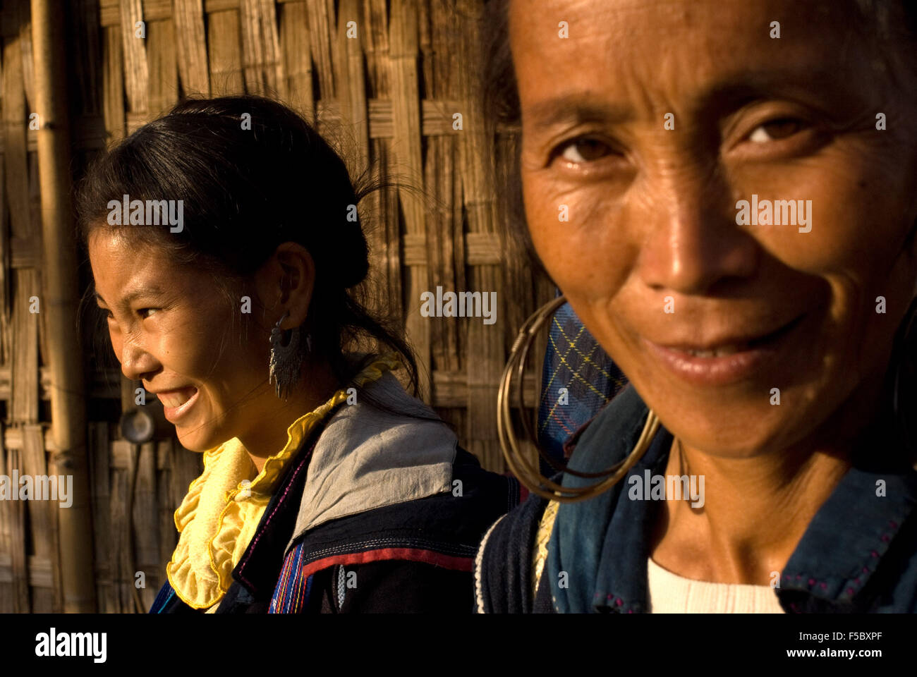 Einige Hmong Frauen in Sapa Weg zu den nahe gelegenen Dörfern der Lao Chai und Ta Van. Vietnam. Trekking Sapa, Lao Chai. Vietnam. Stockfoto