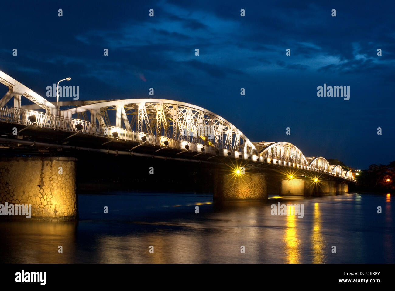 Beleuchtete Trang Tien Brücke über Parfüm-Fluss, Hue, Vietnam. Brücke leuchtet in der Dämmerung, Trang Tien Brücke, Parfüm-Fluss, Hue, Vi Stockfoto