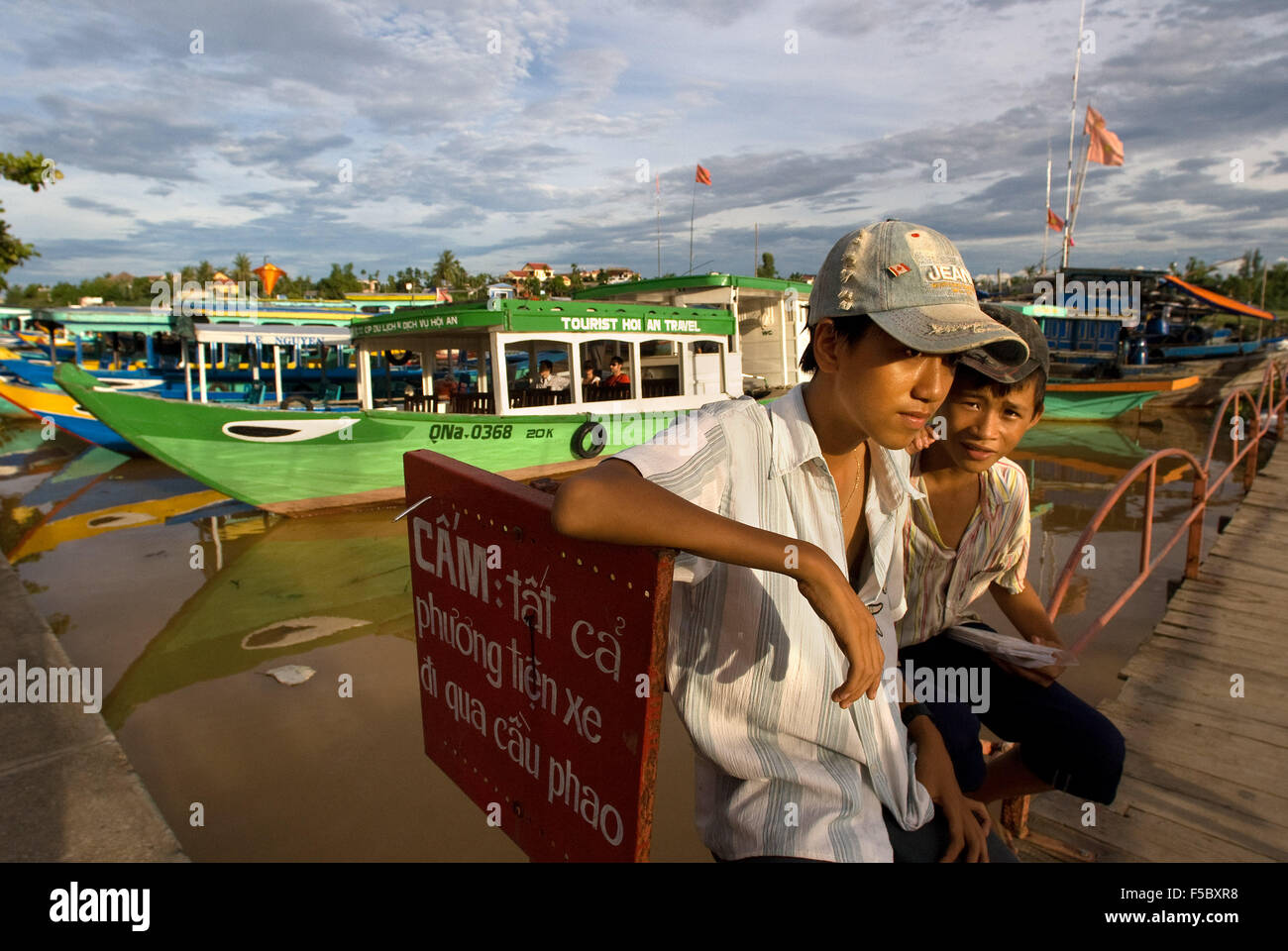 Traditionelle Boote auf dem Song Thu Bon Fluss, Hoi an, Vietnam, Südostasien. Kinder vor dem Pier. Hoi an, Vietnam. Stockfoto
