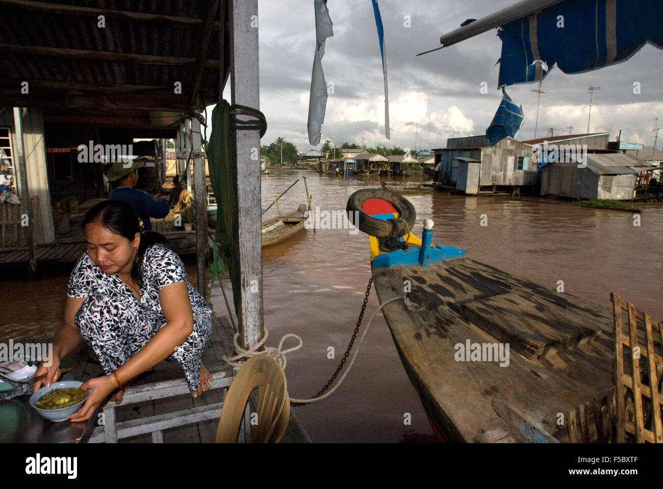 Häuser von der Fischzucht. Phong Dien, Mekong Delta, Vietnam. Schwimmenden Fischfarm in den Mekong-Fluss, Can Tho, Mekong-Delta, Filmkunst Stockfoto