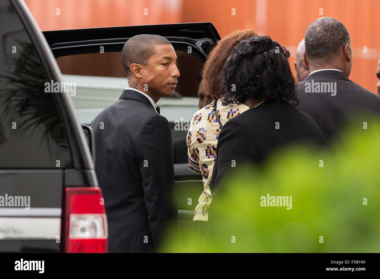 Superstar Pharrell Williams Dank Familienmitglieder des Charleston 9 schießen außerhalb der historischen Mutter Emanuel AME Kirche nach der Durchführung mit dem Gospel Choir Sonntag service 1. November 2015 in Charleston, South Carolina. Die Kirche war die Website der Schießerei, die Masse im Juni 2015 neun Menschen getötet und wird als Teil eines Programms über Rennenrelationen von A + E Networks produziert. Stockfoto