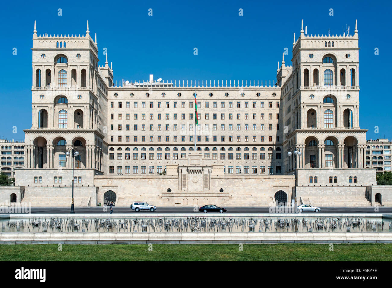 Das Regierungsgebäude bauen auf der Neftcilar Avenue in Baku, der Hauptstadt Aserbaidschans. Stockfoto