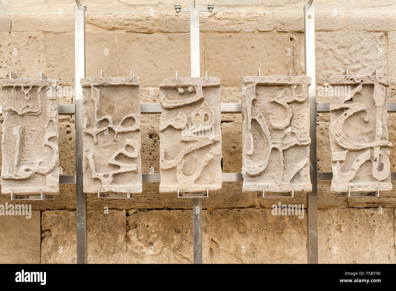 Fragmente der steinernen Fries der Bayıl Festung im Palast des Palastkomplexes, in Baku, der Hauptstadt Aserbaidschans. Stockfoto