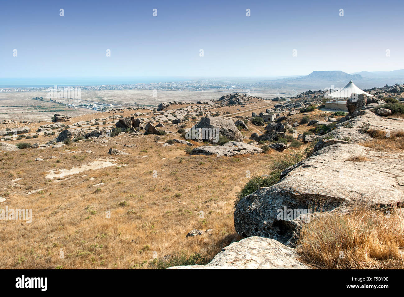 Blick über Gobustan Nationalpark und der aserbaidschanischen Küste 64kms südwestlich von Baku, der Hauptstadt Aserbaidschans. Stockfoto