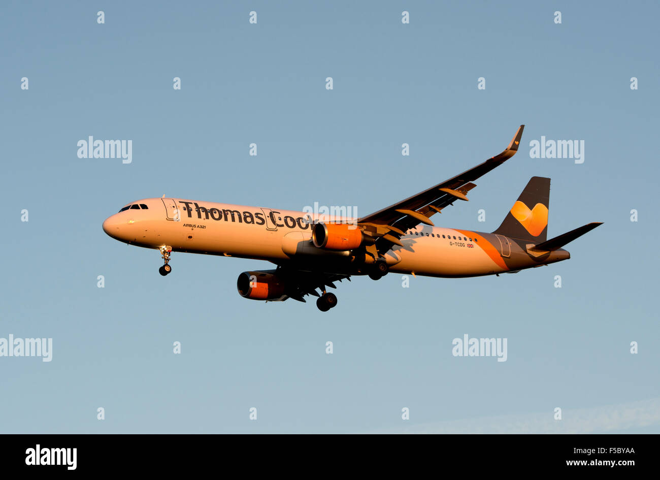 Thomas Cook A321 Airbus nähert sich Flughafen Birmingham, UK (G-TCDG) Stockfoto