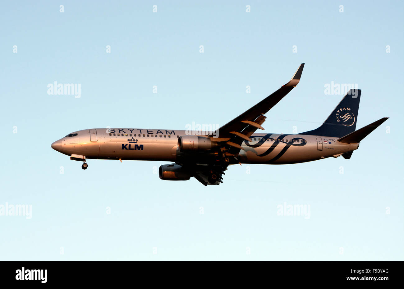KLM Skyteam Boeing 737 nähert sich Flughafen Birmingham, UK (PH-BXO) Stockfoto