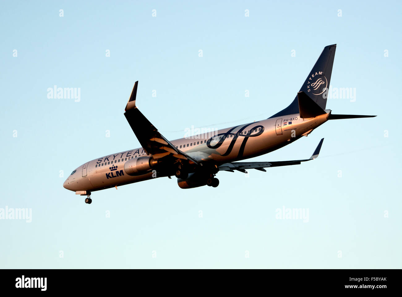 KLM Skyteam Boeing 737 nähert sich Flughafen Birmingham, UK (PH-BXO) Stockfoto