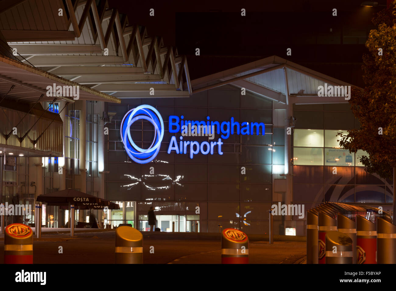 Birmingham Flughafen Passagier-terminal bei Nacht, West Midlands, UK Stockfoto