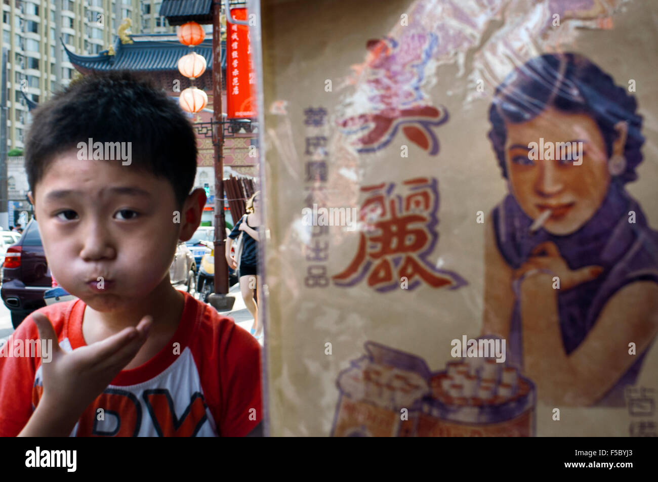 Ein Kind geht in der Nähe eine Anzeige in der antiken Stadt, Shanghai, China. Die Altstadt von Shanghai, Shanghai Lăo Chéngxiāng, als Stockfoto