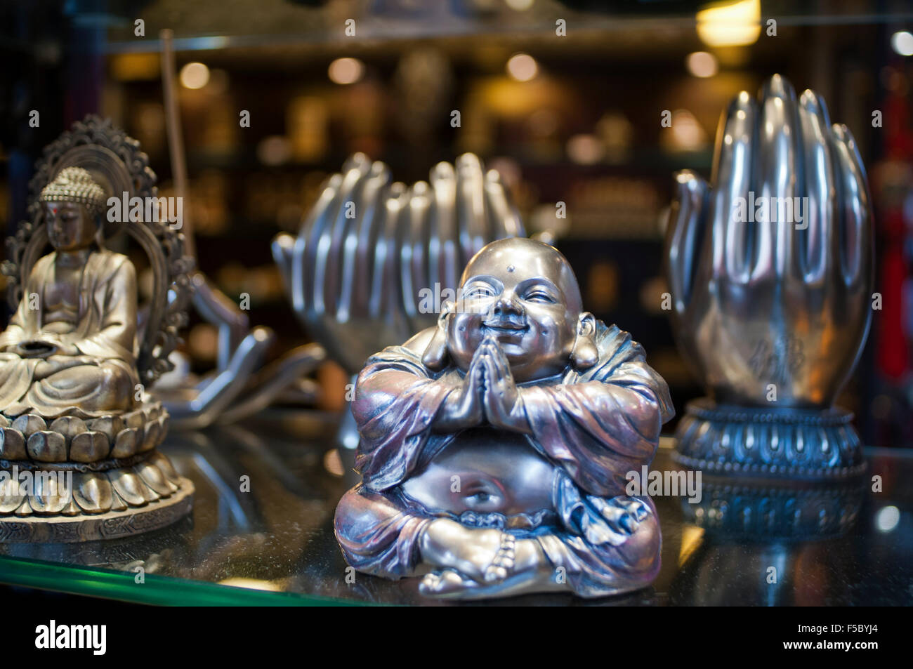 Silber Buddha Souvenir- und Hand Verkäufer in den Läden der Altstadt, Shanghai. Jing-Tempel ist ein berühmter esoterischen buddhistischen Tempel ich Stockfoto