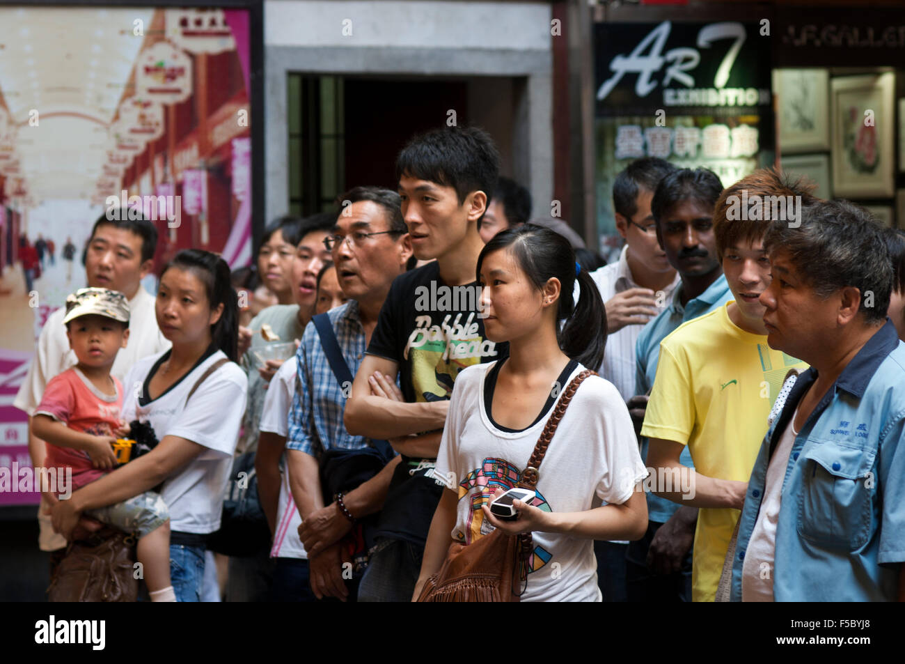 Personen, die Shanghai Puppet Show in der alten Stadt, Shanhai sehen. Die Chinesen lieben ihre Kinder und sind eingeschränkt, wenn Stadt dw Stockfoto