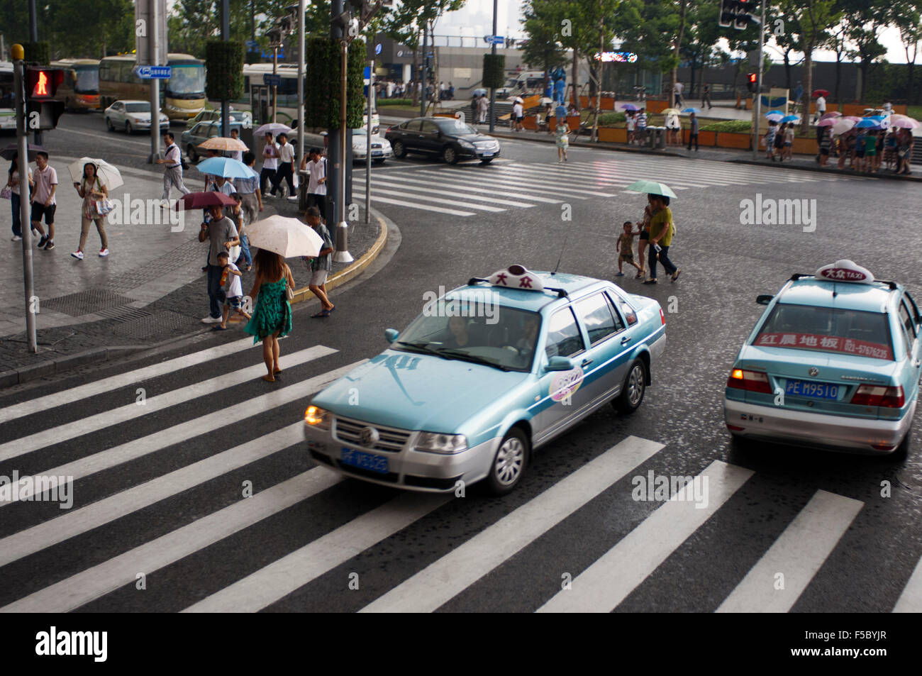 Zwei Taxis in einem Tag Regen in Shanghai, China. Volkswagen Santana Taxis in Shanghai Joint Venture mit der deutschen Zertifizierungsstelle hergestellt Stockfoto